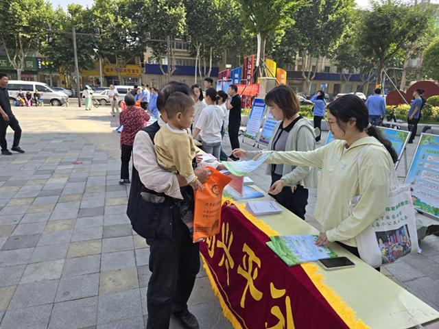 咸阳市生态环境局兴平分局开展2024年六五世界环境日现场宣传活动