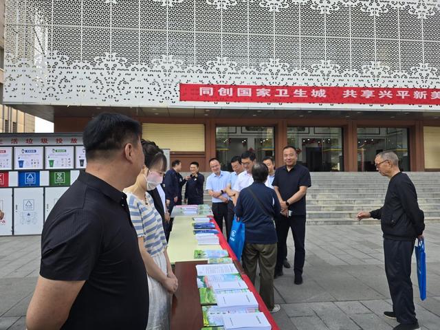 咸阳市生态环境局兴平分局开展2024年六五世界环境日现场宣传活动(图2)