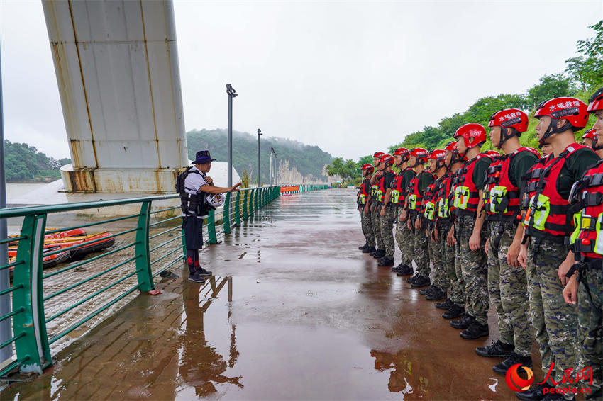凯发国际应对汛期！武警官兵开展冲锋舟集训