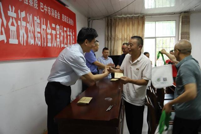 卖不合格化肥被四川消委会发起公益诉讼21名受害农户拿到“退一赔三”万元赔偿｜追踪到底