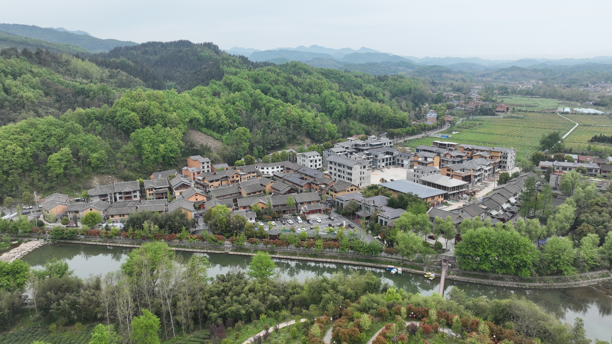 凯发国际绿水青山生金辉解码湖北堰河村的致富经